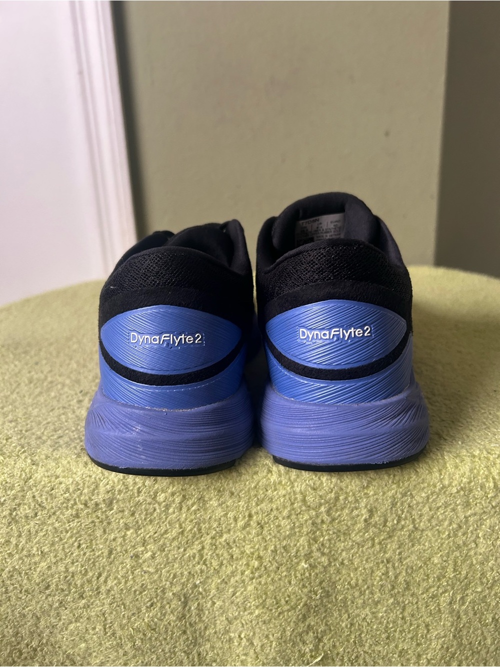 Asics Dyna Flyte2 Women’s Black Running Shoes with Pink-to-Purple-to-Blu - Picture 5 of 12